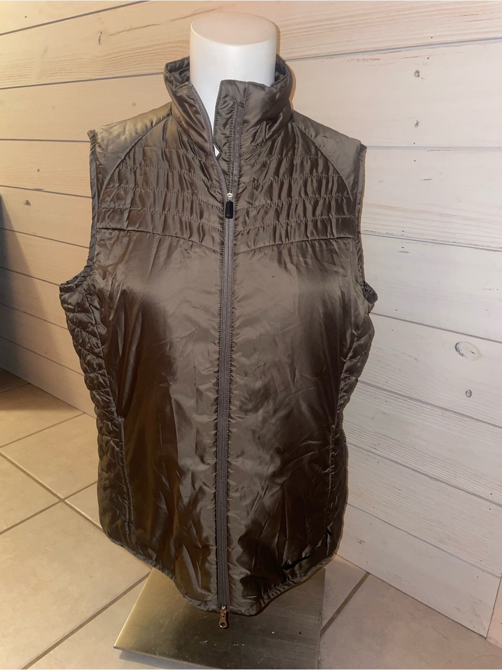 Nike Women's Quilted Lightweight Vest - Brown- size large
